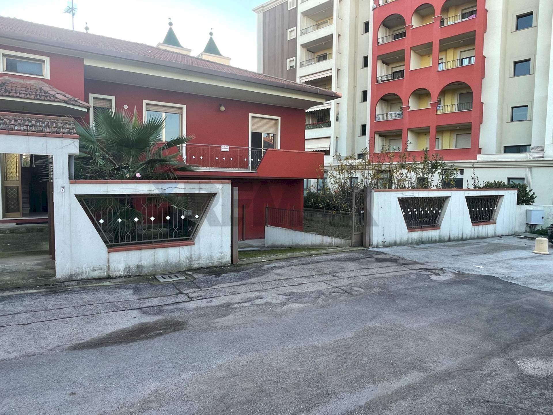 Edificio all\'aperto - Villa Montesilvano - foto 2