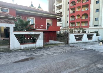 Edificio all\'aperto - Villa Montesilvano - foto 2