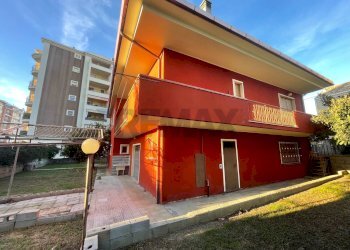 Edificio all\'aperto - Villa Montesilvano - foto 12