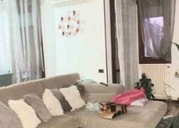 Salone - Four-room apartment via Bologna, Mirandola - photo 4