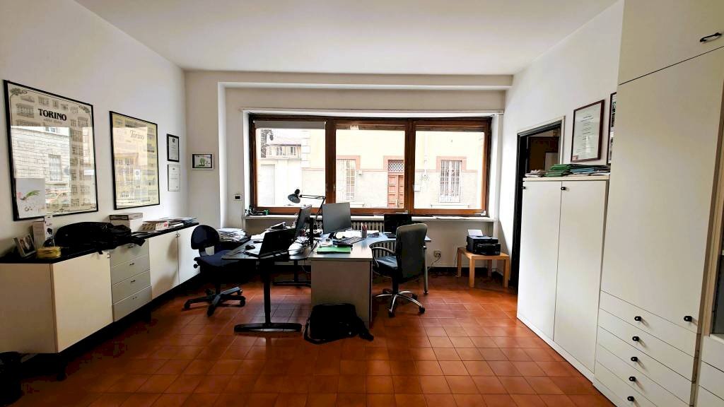 Stanza arredata - Trilocale via Gaspare Gozzi, 5, Torino (zona Centro) - foto 2