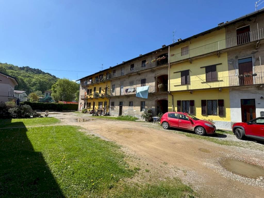 Cortile interno - Casa indipendente via Libertà, 16, Casale Litta - foto 2
