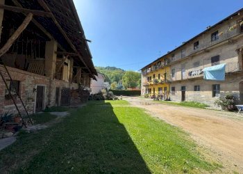 Cortile interno - Casa indipendente via Libertà, 16, Casale Litta - foto 5
