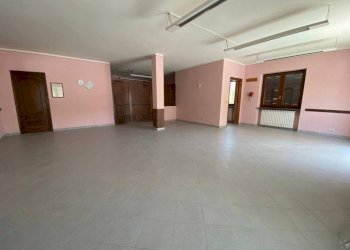 Salone - Negozio via San Michele, 7, Niella Tanaro - foto 19