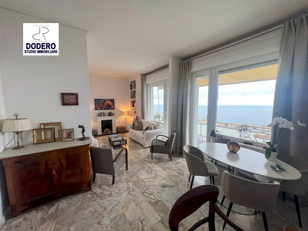 Salone - Appartamento via Fratelli Coda, 61, frazione Quinto Al Mare, Genova - foto 1