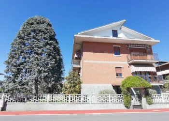 Facciata - Villa via Monte Grappa, 27, Leini - foto 1