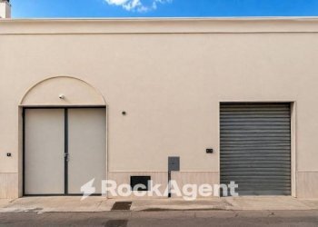 Facciata - Magazzino via Giuseppe Mazzini, 3, Taviano - foto 4