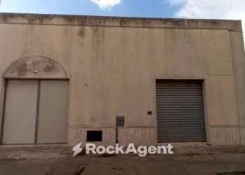 Facciata - Magazzino via Giuseppe Mazzini, 3, Taviano - foto 5