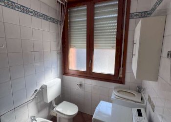 bagno con box doccia e lavatrice - Quadrilocale via Toscana, Bologna (zona Murri) - foto 36