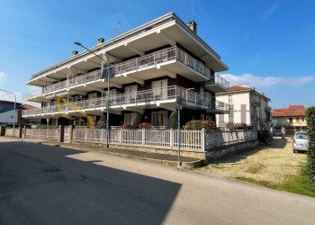 facciata - Trilocale Via Ron 14, Piscina - foto 1