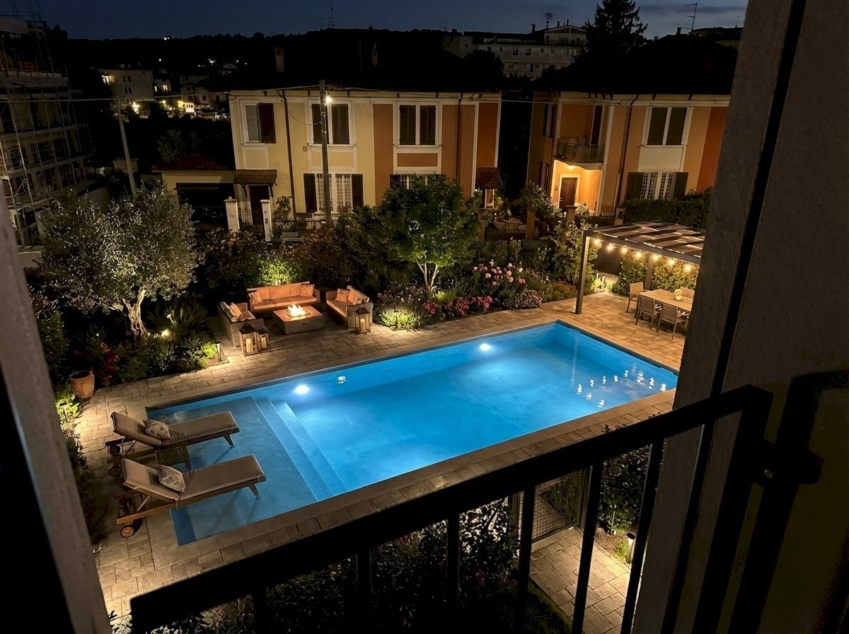 Piscina versione notturna.jpg - Bilocale Via XX Settembre 84, Arona - foto 1