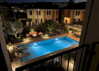 Piscina versione notturna.jpg - Bilocale Via XX Settembre 84, Arona - foto 1