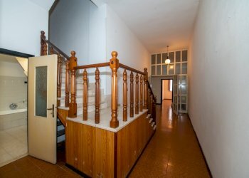 Disimpegno verso scala e bagno.jpg - Villa Selargius - photo 5