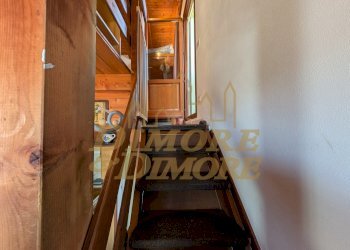 Scala che accede al primo piano.jpg - Villa Germagno - foto 7