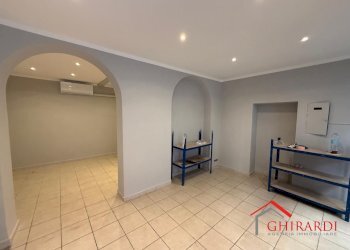 2.3 LOCALE 1.jpeg - Locale Commerciale Via Giovanni Opisso 15, Genova (zona Pegli) - foto 7