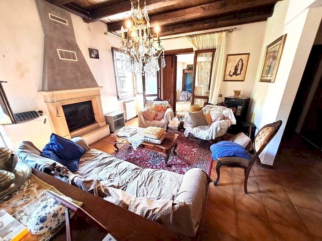 camino nel soggiorno.jpeg - Porzione di casa Rovigo - foto 3