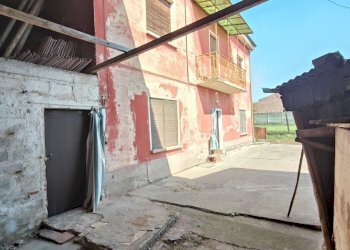 cortile - Villa Via Enrico Fermi 13, Pieve Porto Morone - foto 8