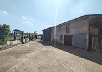 cortile - Villa Via Enrico Fermi 13, Pieve Porto Morone - foto 11