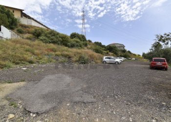 Vista delle montagne - Terreno edificabile Contrada Tiritì / Via Giuseppe Verdi
snc, Motta Sant'Anastasia - foto 2