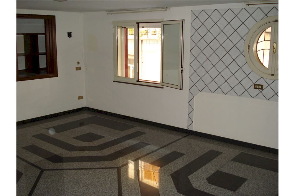 Stanza vuota - Ufficio Via Francesco Petrarca
 
26, Paterno - foto 1