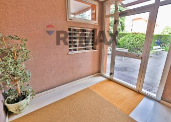 Ricezione / Lobby - Trilocale via Fosse Ardeatine
 
12, Senago - foto 18