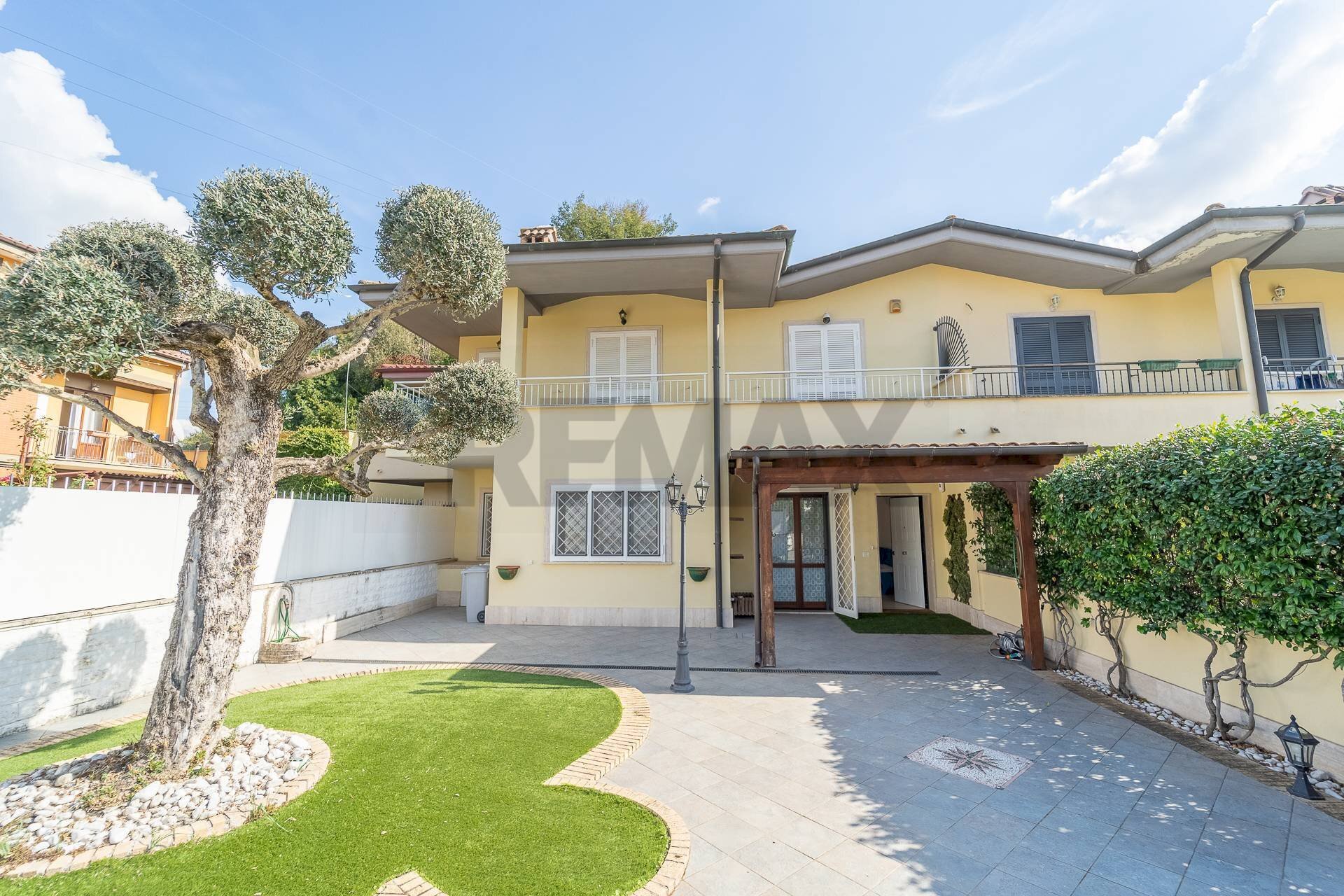 Casa all\'aperto - Villa Via Svetonio
 
25, Guidonia Montecelio - foto 1