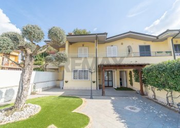 Casa all\'aperto - Villa Via Svetonio
 
25, Guidonia Montecelio - foto 1