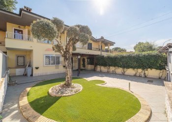 Giardino - Villa Via Svetonio
 
25, Guidonia Montecelio - foto 2