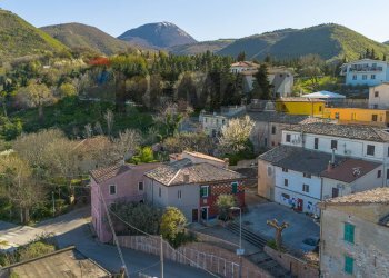 Vista delle montagne - Casa semi indipendente Piazza Balducci
 
5, Poggio San Vicino - foto 12
