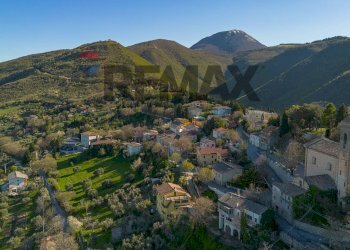 Vista delle montagne - Casa semi indipendente Piazza Balducci
 
5, Poggio San Vicino - foto 13