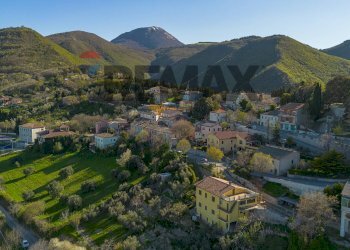 Vista delle montagne - Casa semi indipendente Piazza Balducci
 
5, Poggio San Vicino - foto 16