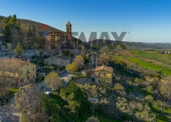 Vista delle montagne - Casa semi indipendente Piazza Balducci
 
5, Poggio San Vicino - foto 17