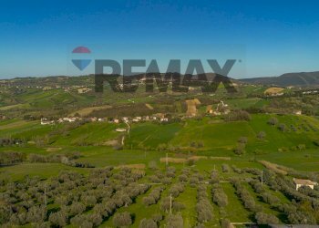 Vista delle montagne - Casa semi indipendente Piazza Balducci
 
5, Poggio San Vicino - foto 19