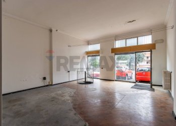 Stanza vuota - Locale Commerciale via Magenta, Veduggio con Colzano - foto 3