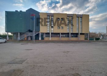 Edificio all\'aperto - Capannone via Guido Rossa
 
12, Ponte San Nicolò - foto 1