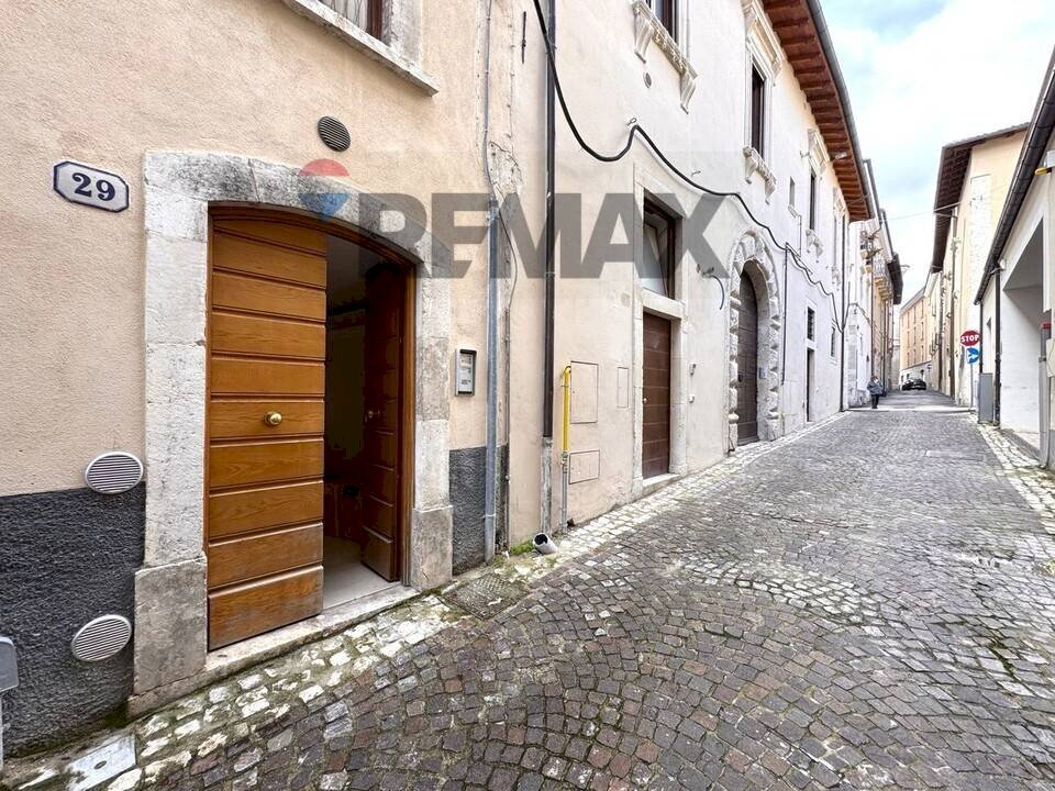 Edificio all\'aperto - Four-room apartment Via Crispomonti
 
29, L'Aquila - photo 1