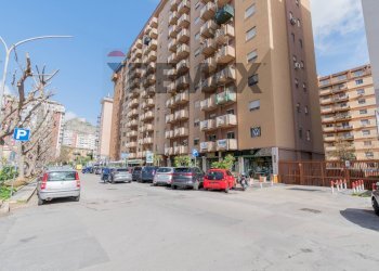 Edificio all\'aperto - Negozio Via Emilia
 
53-55-57-59, Palermo - foto 18