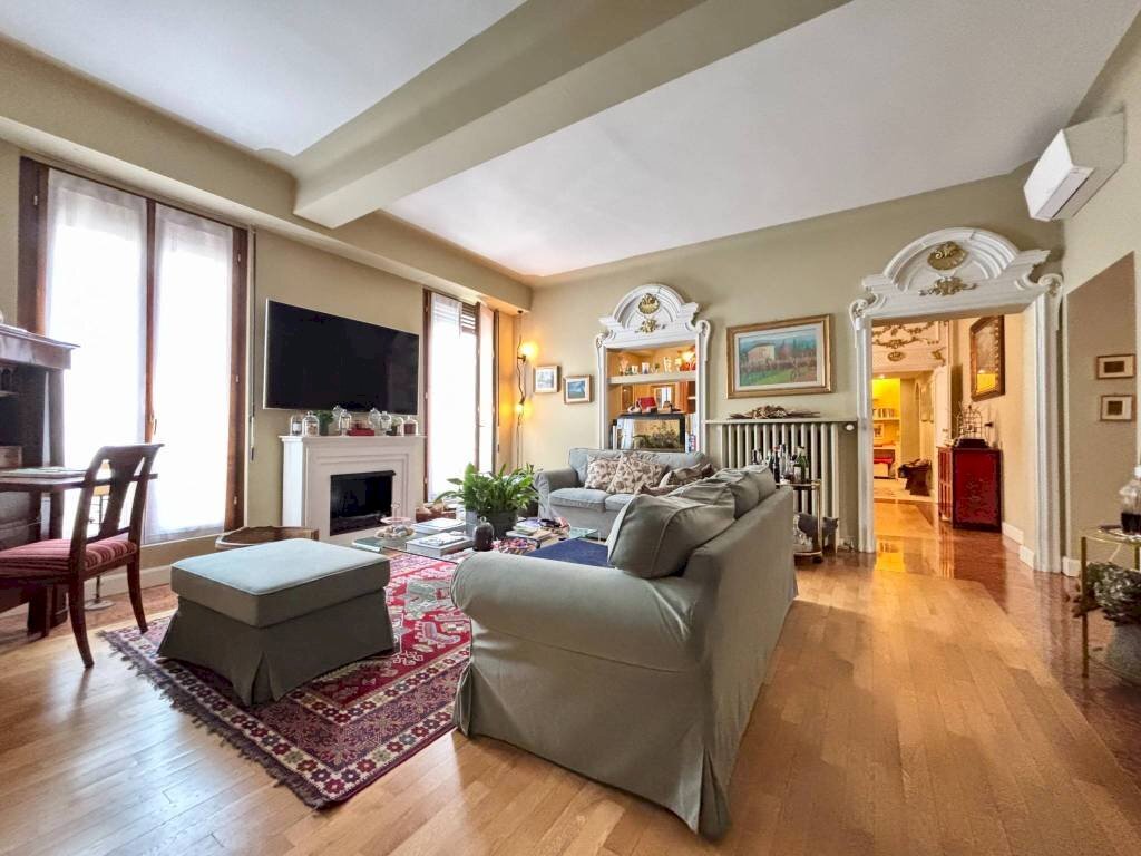 Salone - Quadrilocale via Sant'Andrea, Milano (zona Quadrilatero della Moda) - foto 1