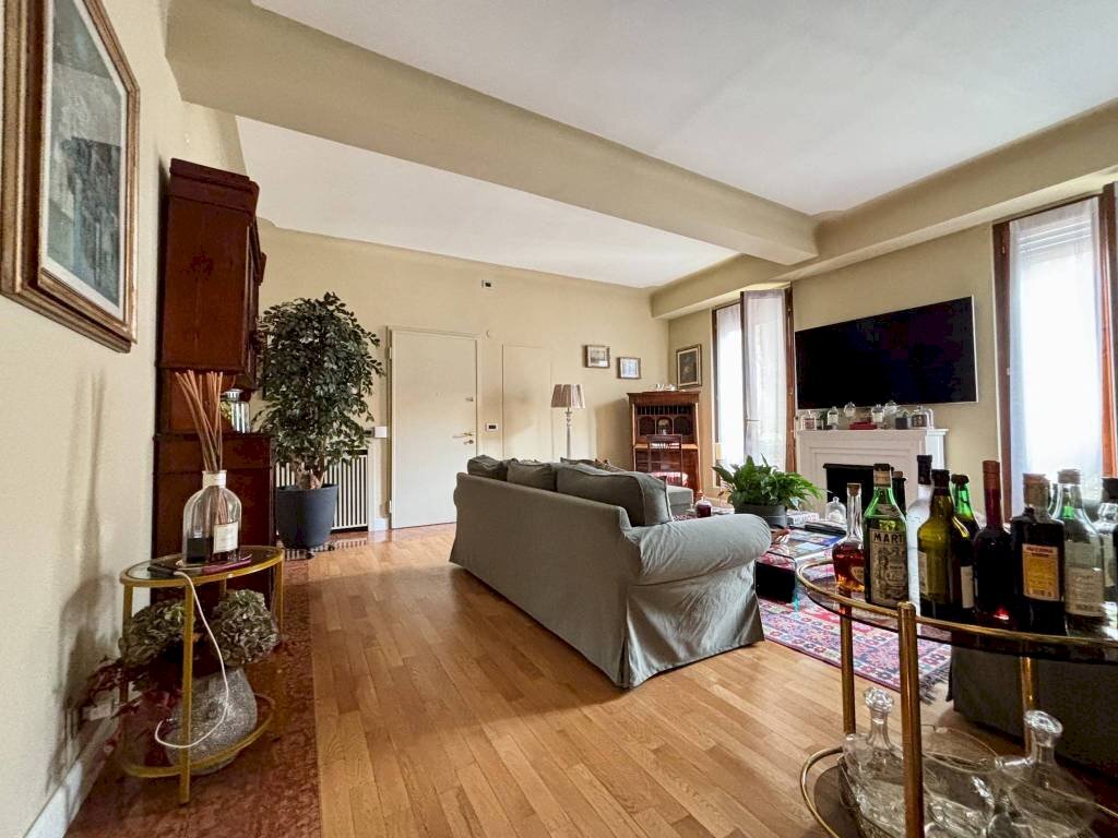 Salone - Quadrilocale via Sant'Andrea, Milano (zona Quadrilatero della Moda) - foto 3