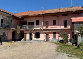 Facciata - Casa indipendente via San Gaudenzio e Biagio, 10, Mornago - foto 2
