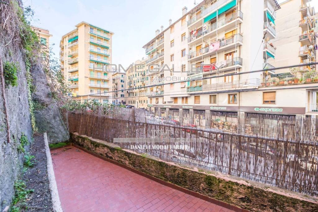 Terrazzo - Trilocale largo Augusto Merlo, Genova (zona Marassi) - foto 1