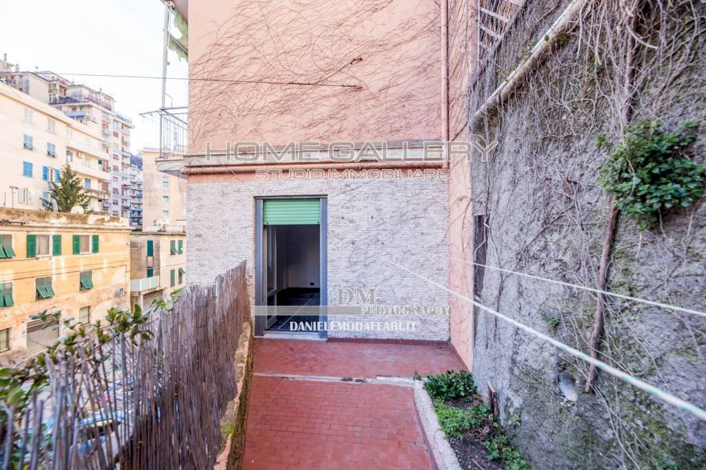 Terrazzo - Trilocale largo Augusto Merlo, Genova (zona Marassi) - foto 2