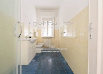 Bagno - Three-room apartment largo Augusto Merlo, Genova (neighborhood Marassi) - photo 12