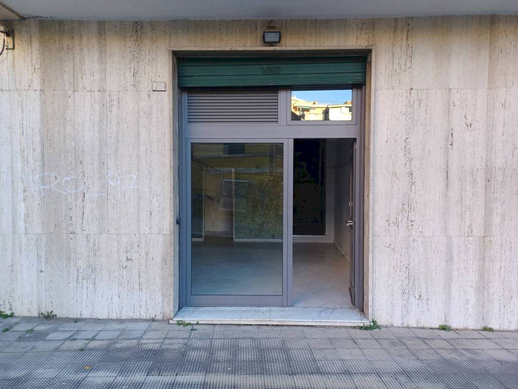 Ingresso - Negozio via Giuseppe Majorana, Genova (zona Quarto) - foto 3