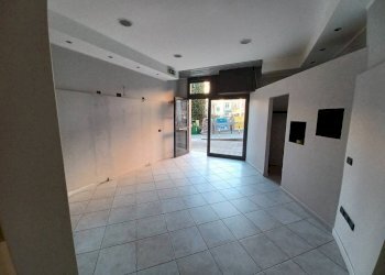 Interno non residenziale - Negozio via Giuseppe Majorana, Genova (zona Quarto) - foto 8