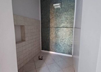 Interno palazzo - Negozio via Giuseppe Majorana, Genova (zona Quarto) - foto 9