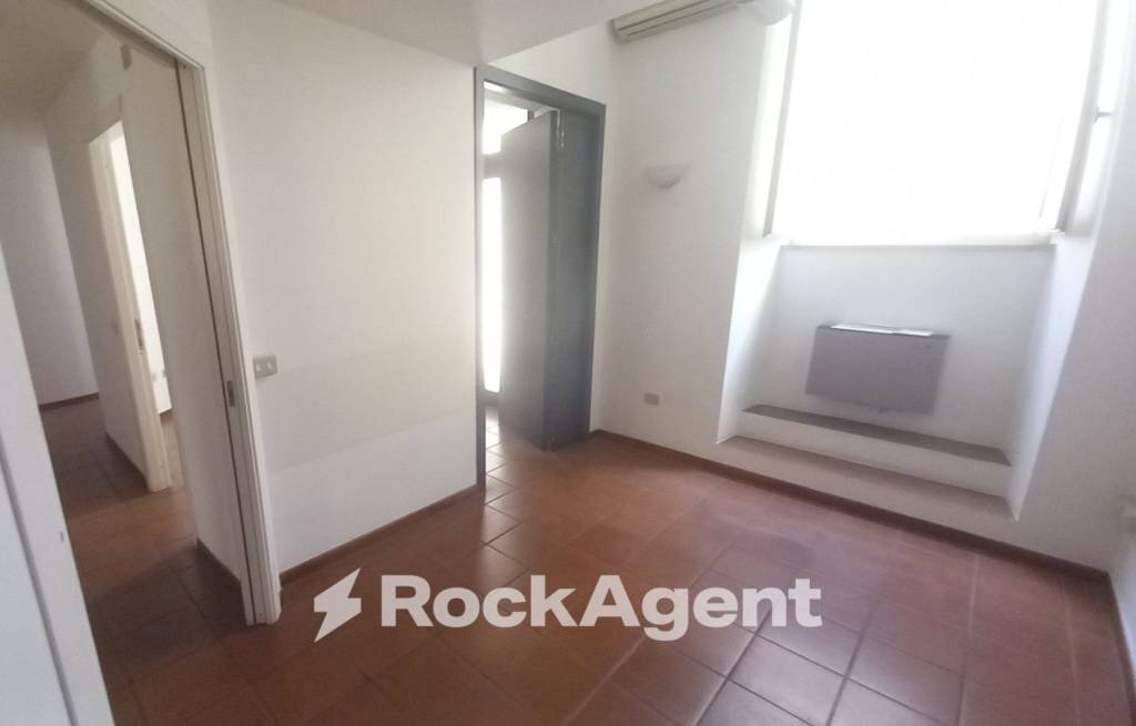 Corridoio - Ufficio piazza Garibaldi, 2, Senigallia - foto 3