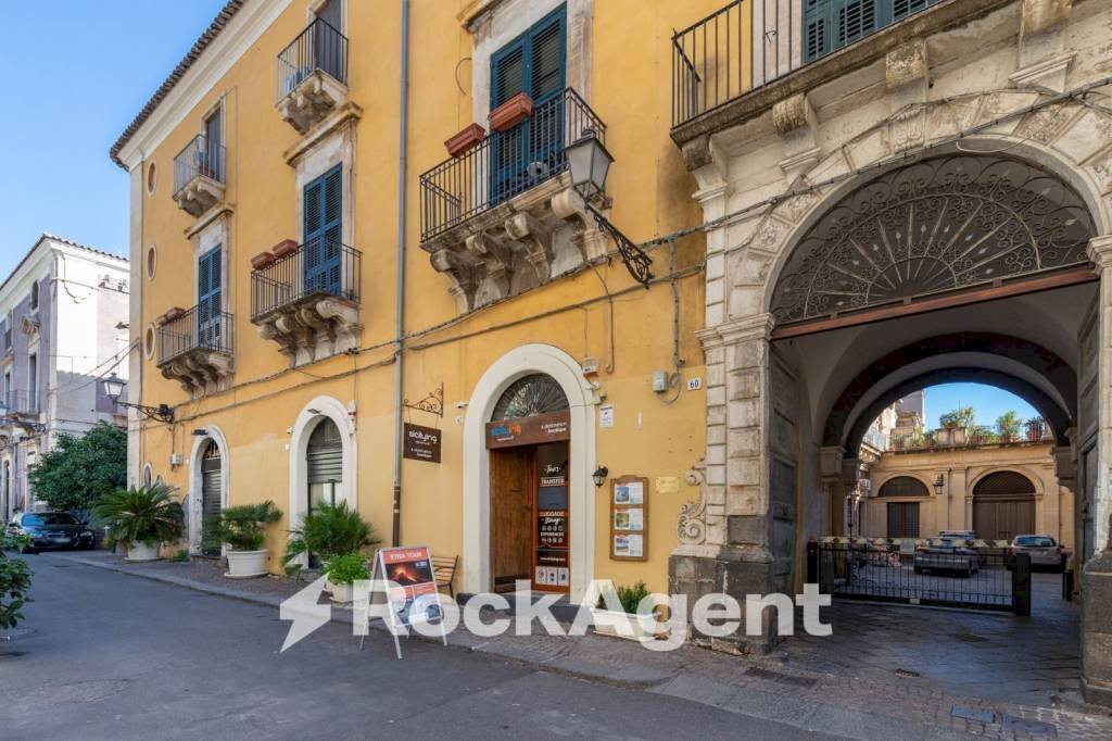 Facciata - Negozio via Crociferi, 62, Catania - foto 2