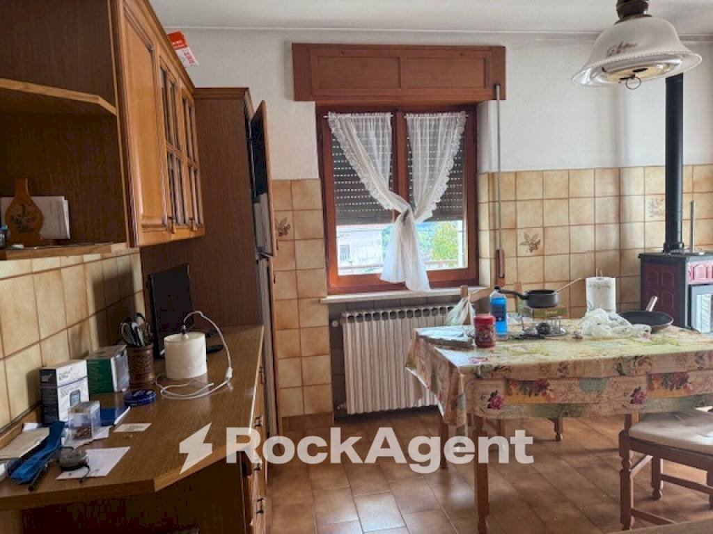 Cucina - Casa indipendente via Terroni Domenico, Borgo Val di Taro - foto 1