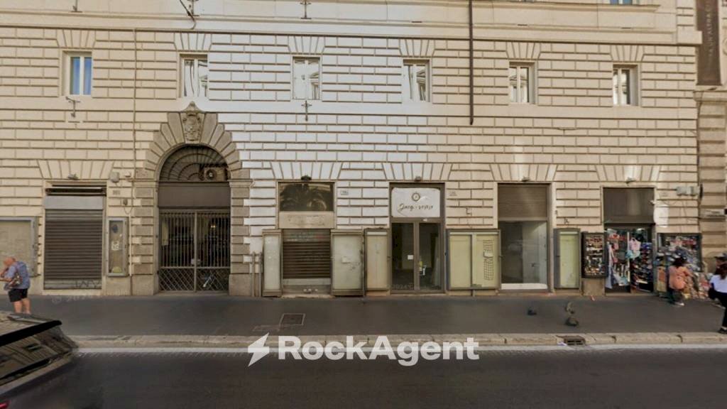 Facciata - Negozio via Nazionale, 182, Roma (zona Centro Storico) - foto 1